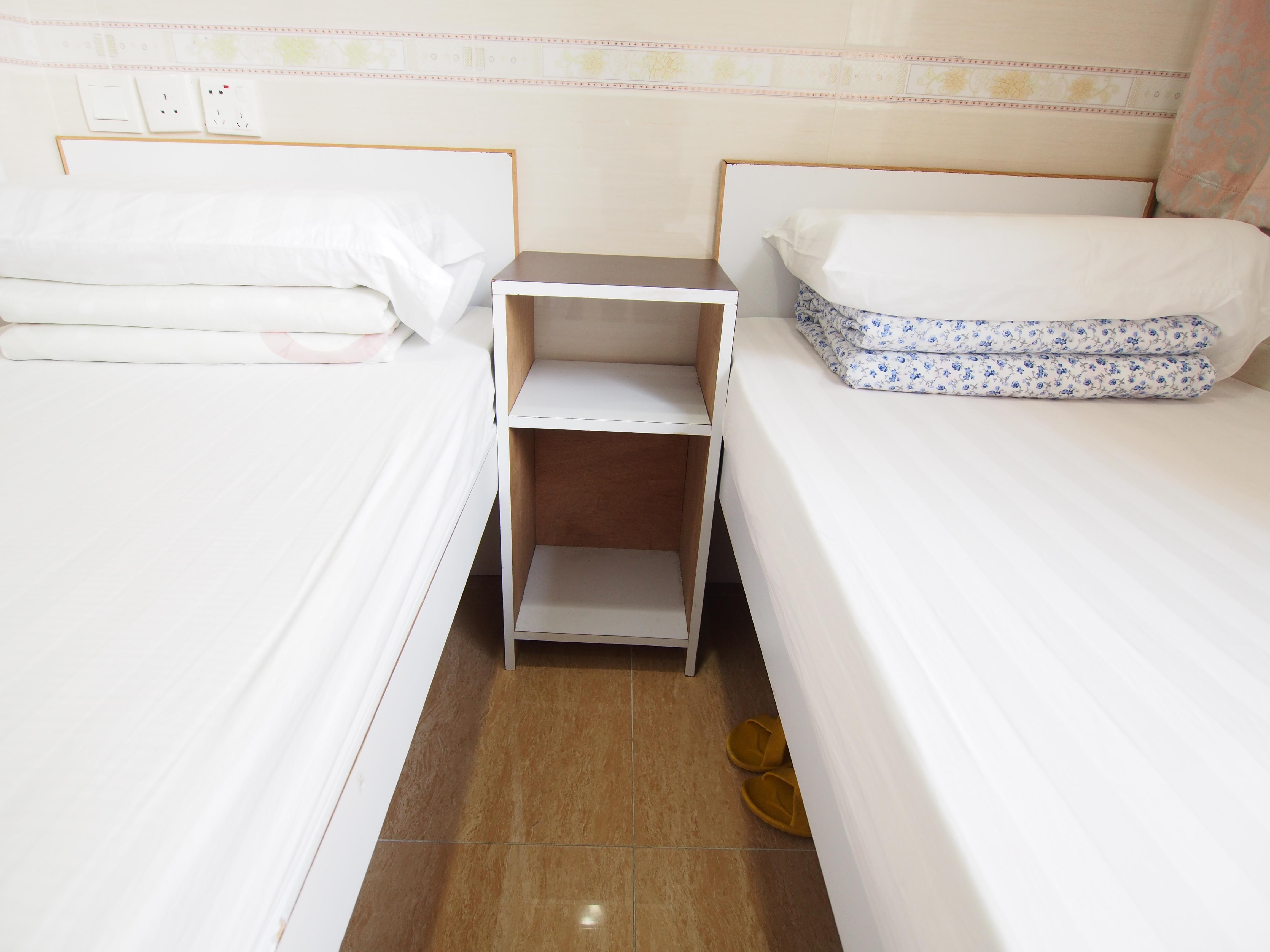 Twin room with 2 single beds - Free WiFi access