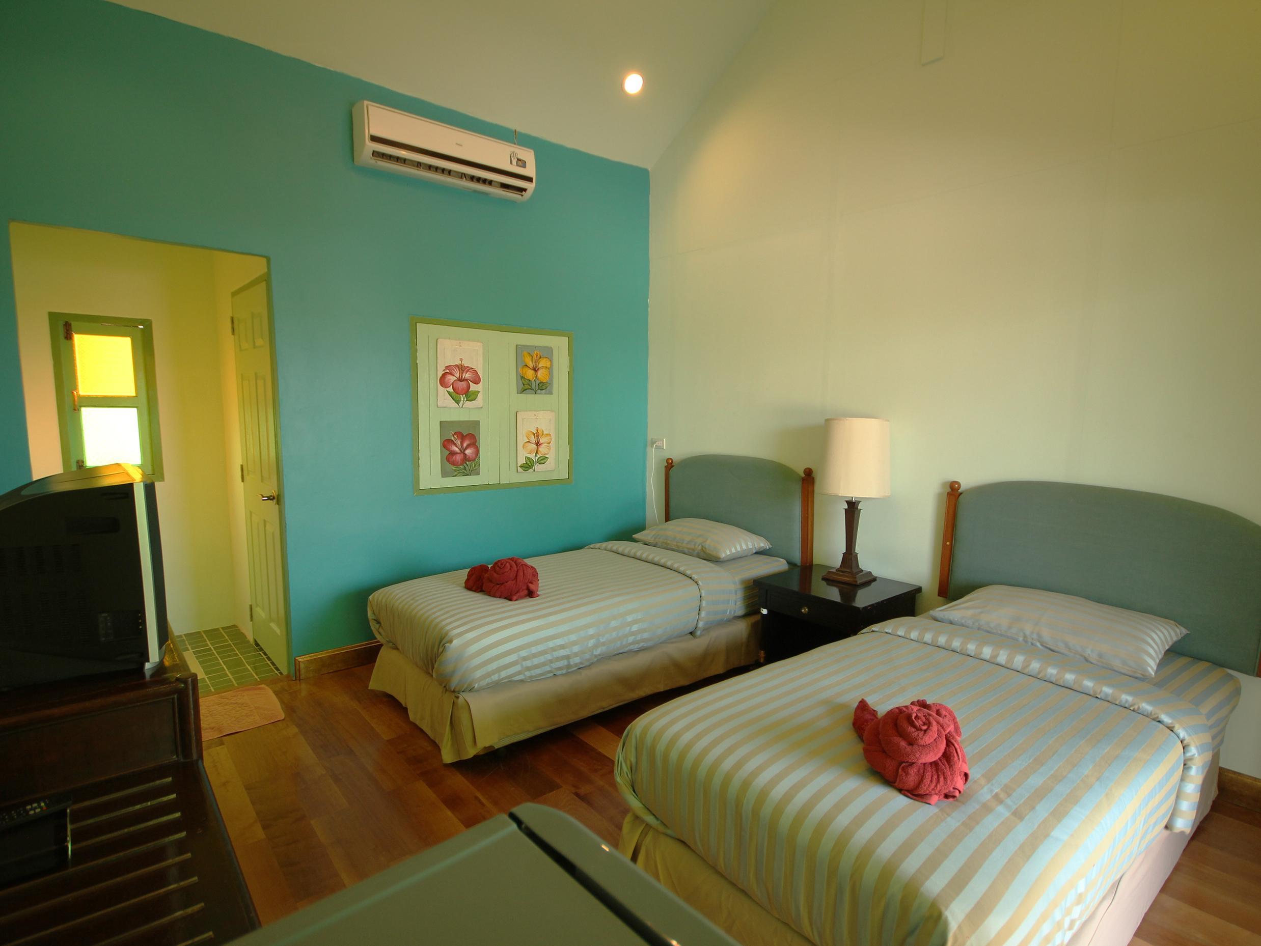 Twin bed garden view - Breakfast included