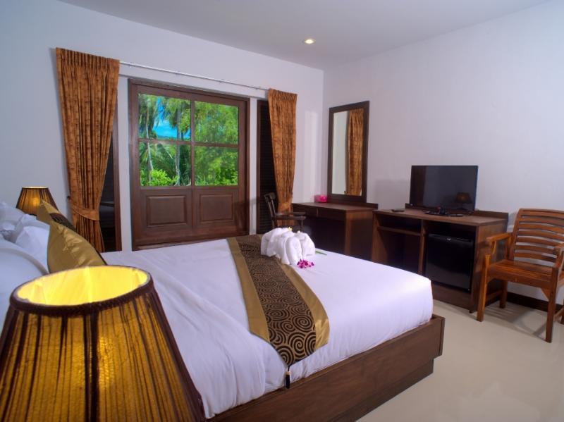 Double Deluxe  No balcony and views of Samui hillside. - Best price guarantee