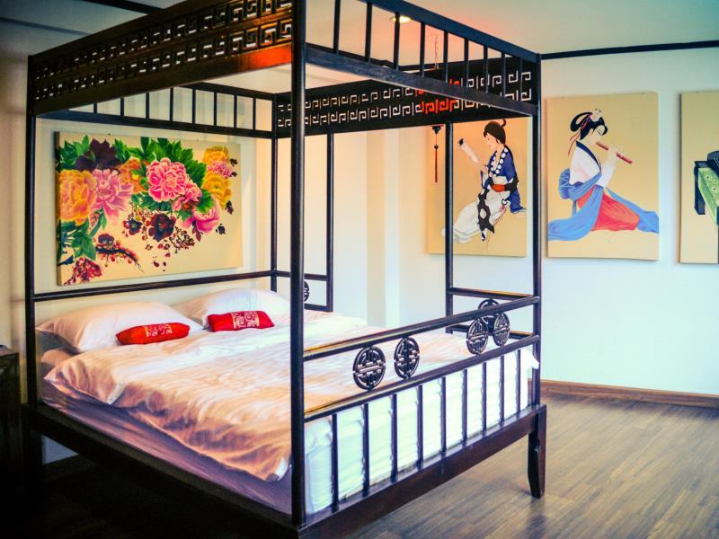 Deluxe Queen Bed - China Town - Free WiFi access