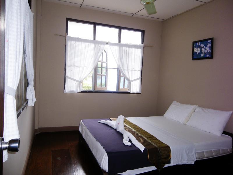 Fan Room with Shared Bathroom - Free WiFi access