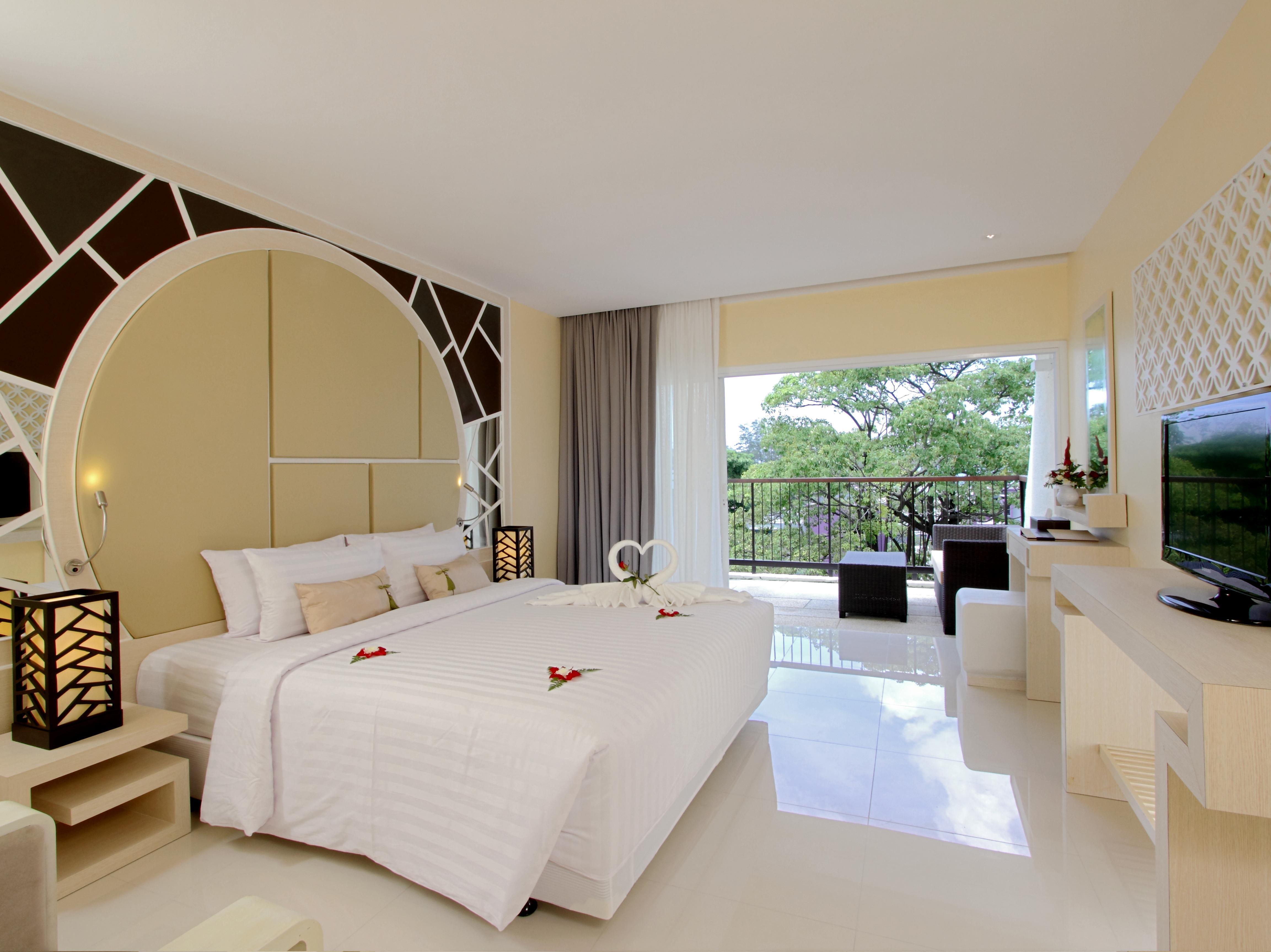 Deluxe Balcony with Partial Sea View - Free WiFi access