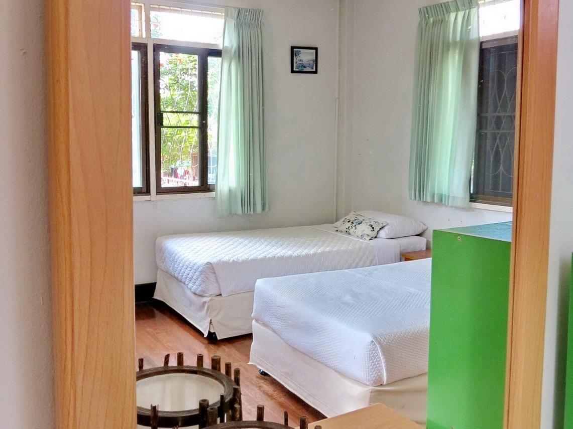 Standard Twin Shared Bathroom - Free WiFi access