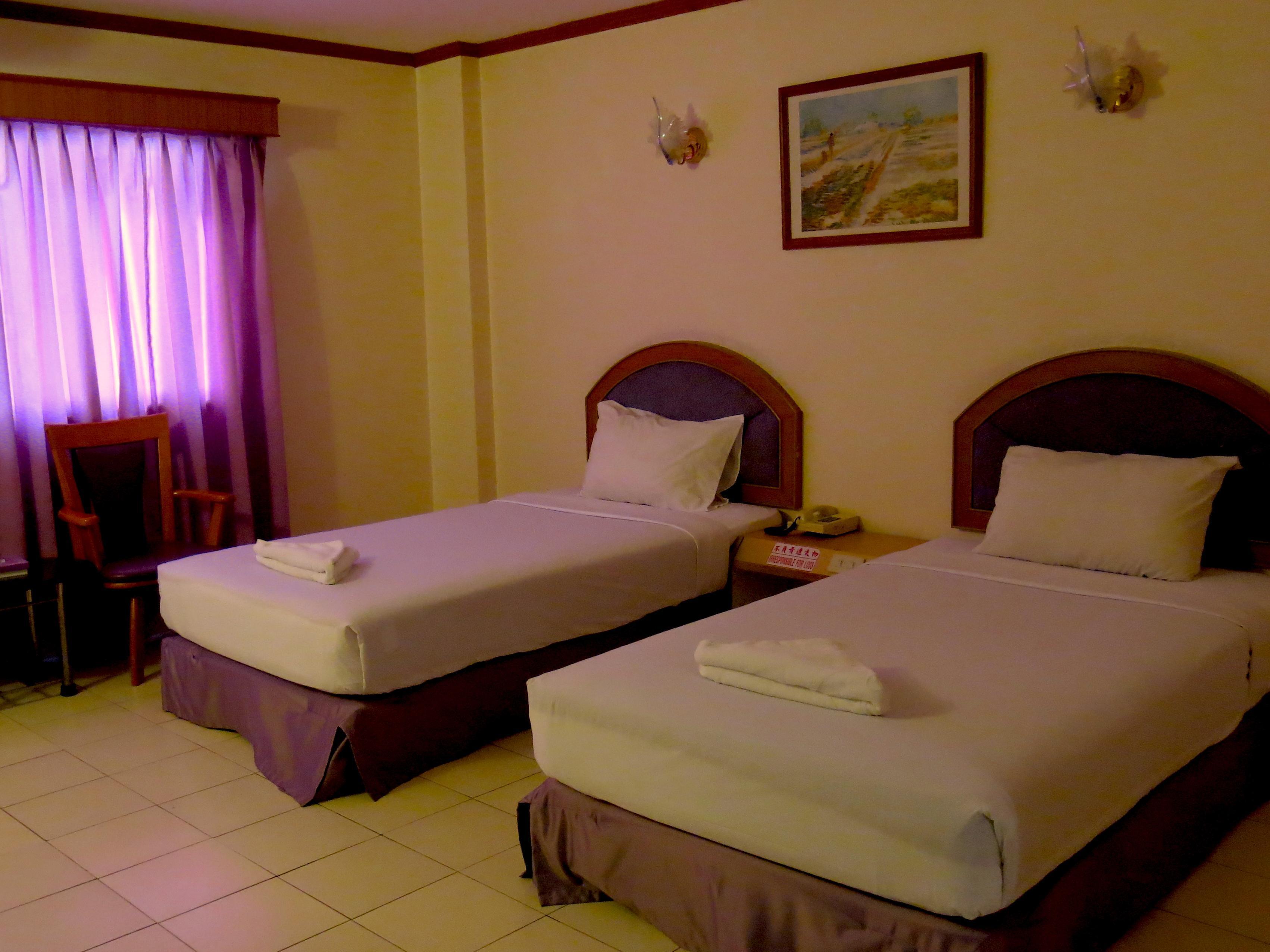 Standard Twin Room - Free WiFi access - Breakfast included