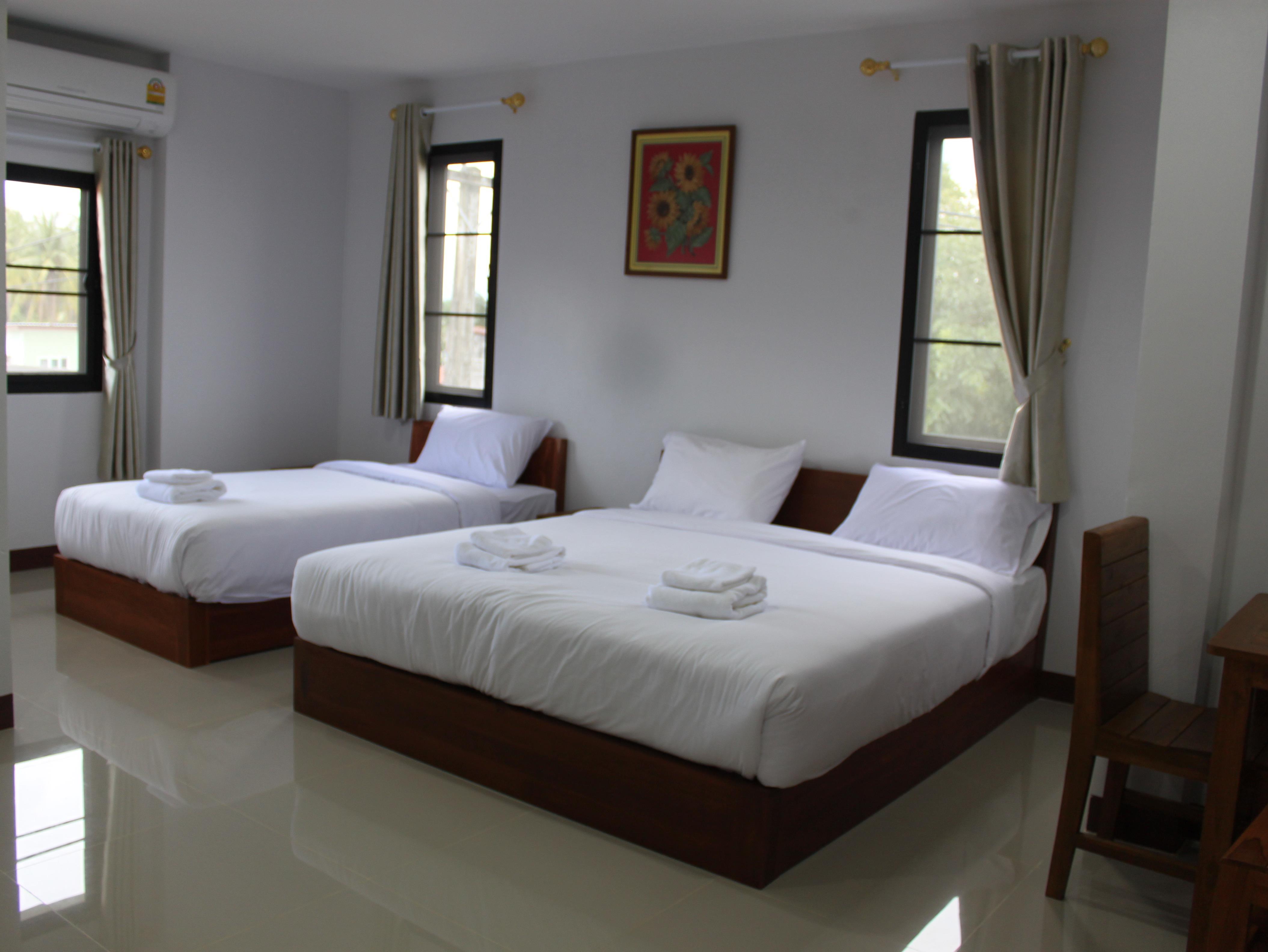 Family (1 Single  1 King Bed) - Best price guarantee
