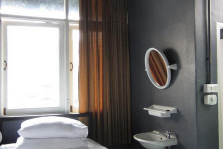 Small Single Room with Fan - Free WiFi access