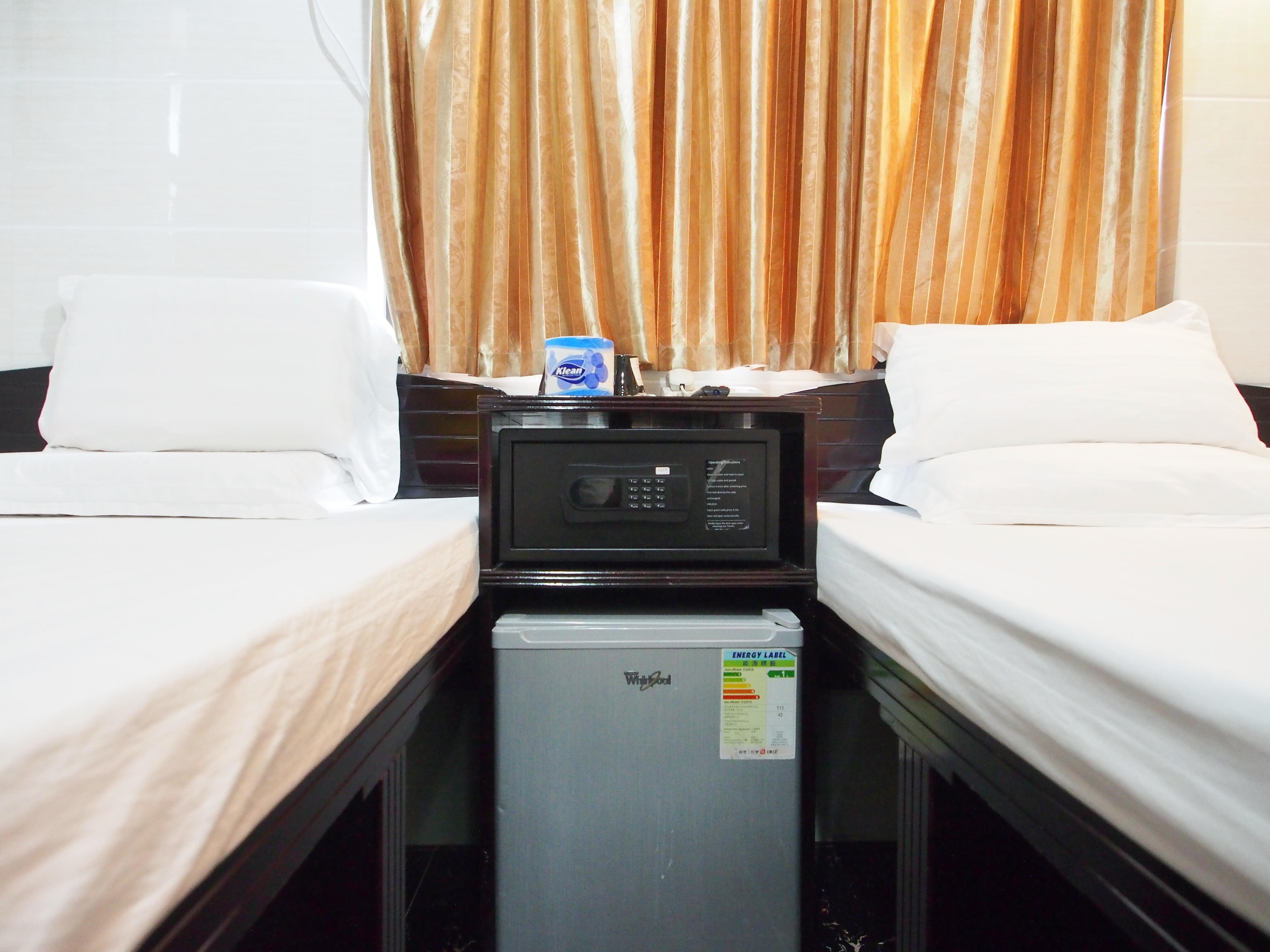 Twin Room with 2 single beds - Free WiFi access