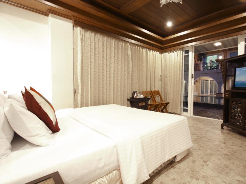 Premier Pool Access - Free WiFi access - Breakfast included