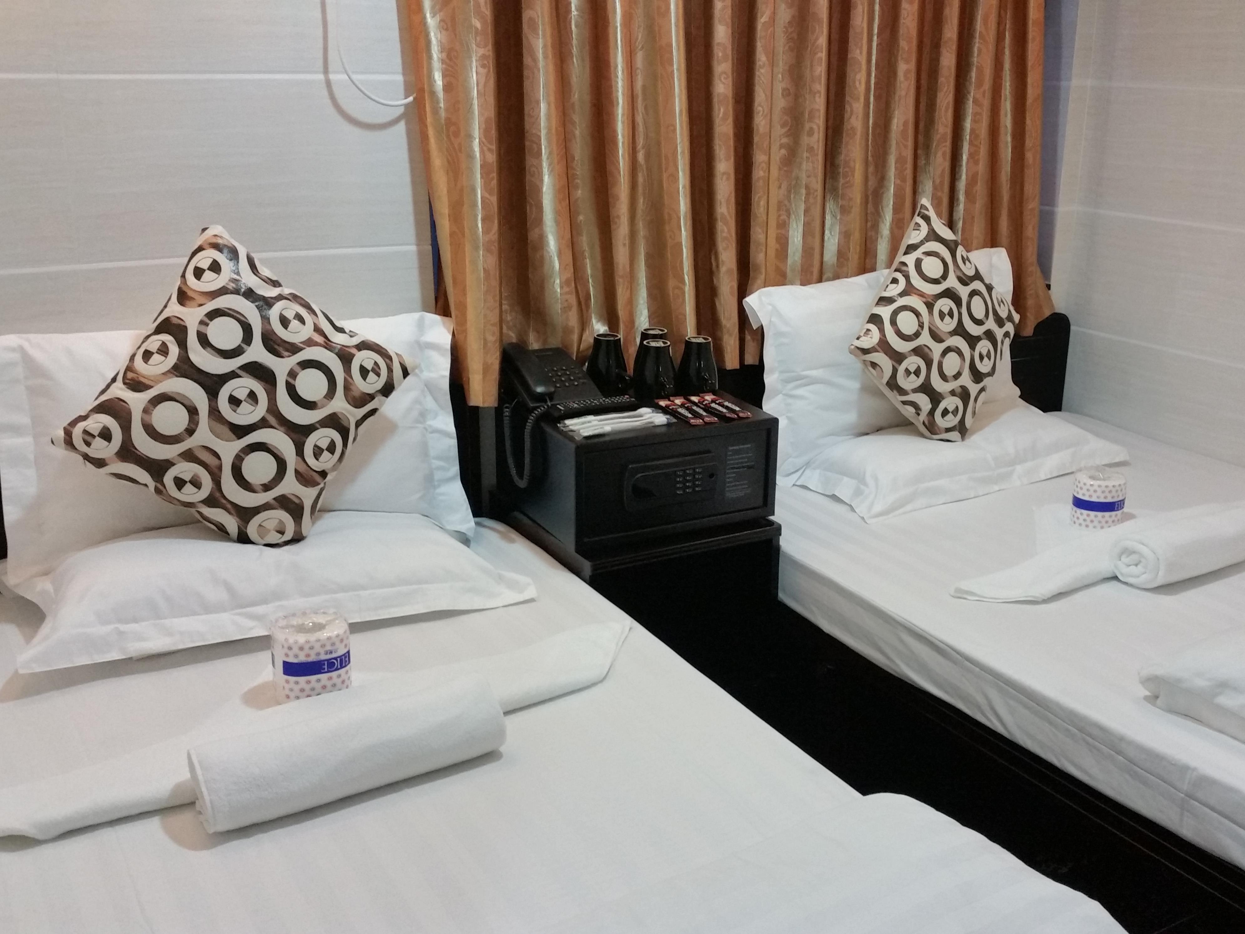 Triple Bedroom with 1 double and 1 single bed - Free WiFi access