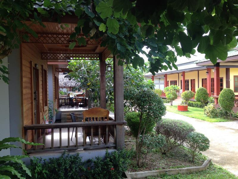 Deluxe Bungalow Twin Bed With Breakfast - Breakfast included