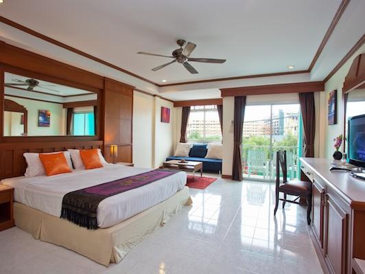Deluxe Studio With Balcony - Free WiFi access - Breakfast included
