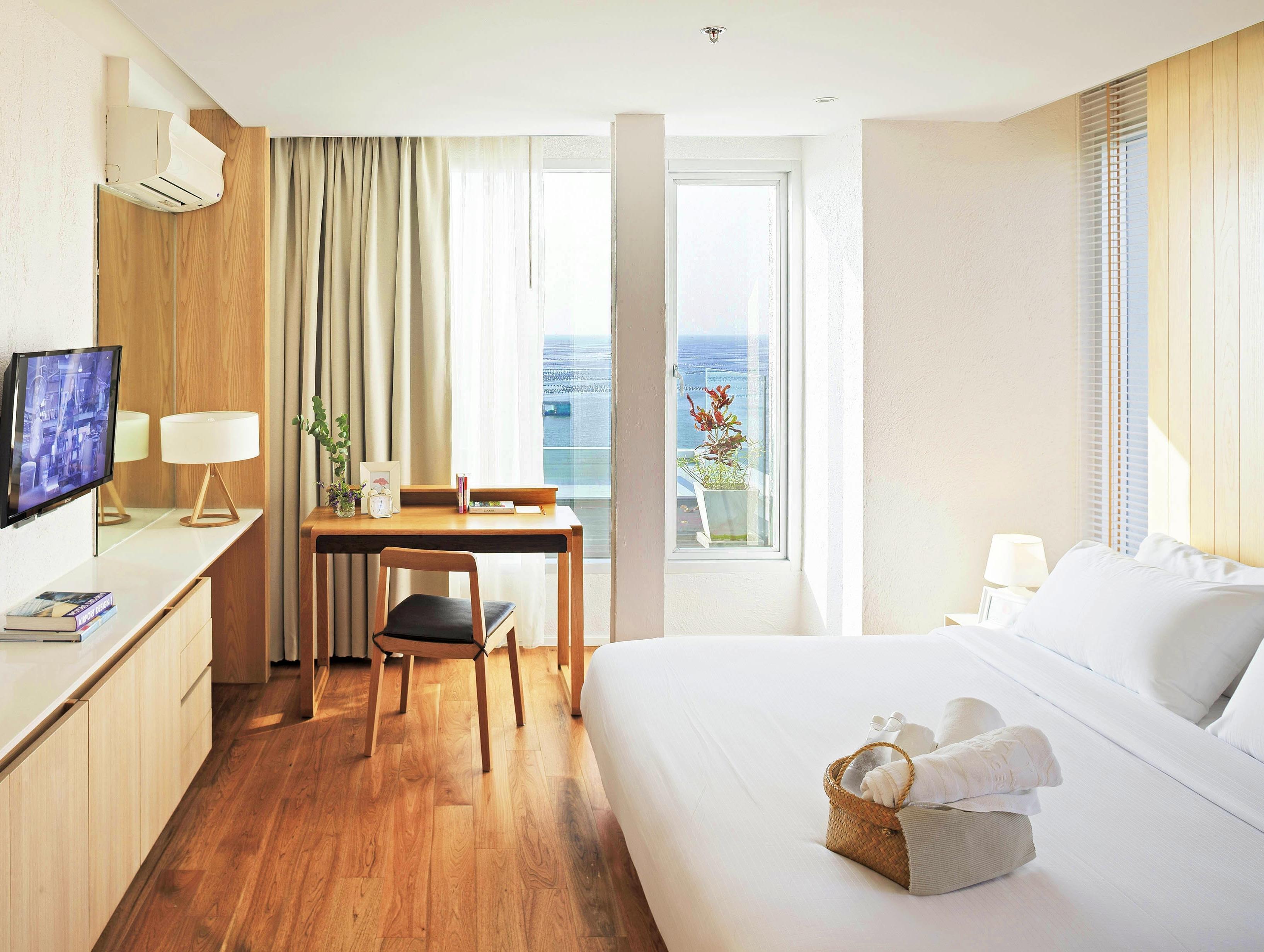 Sea View Suite - One Bedroom - Free WiFi access - Breakfast included